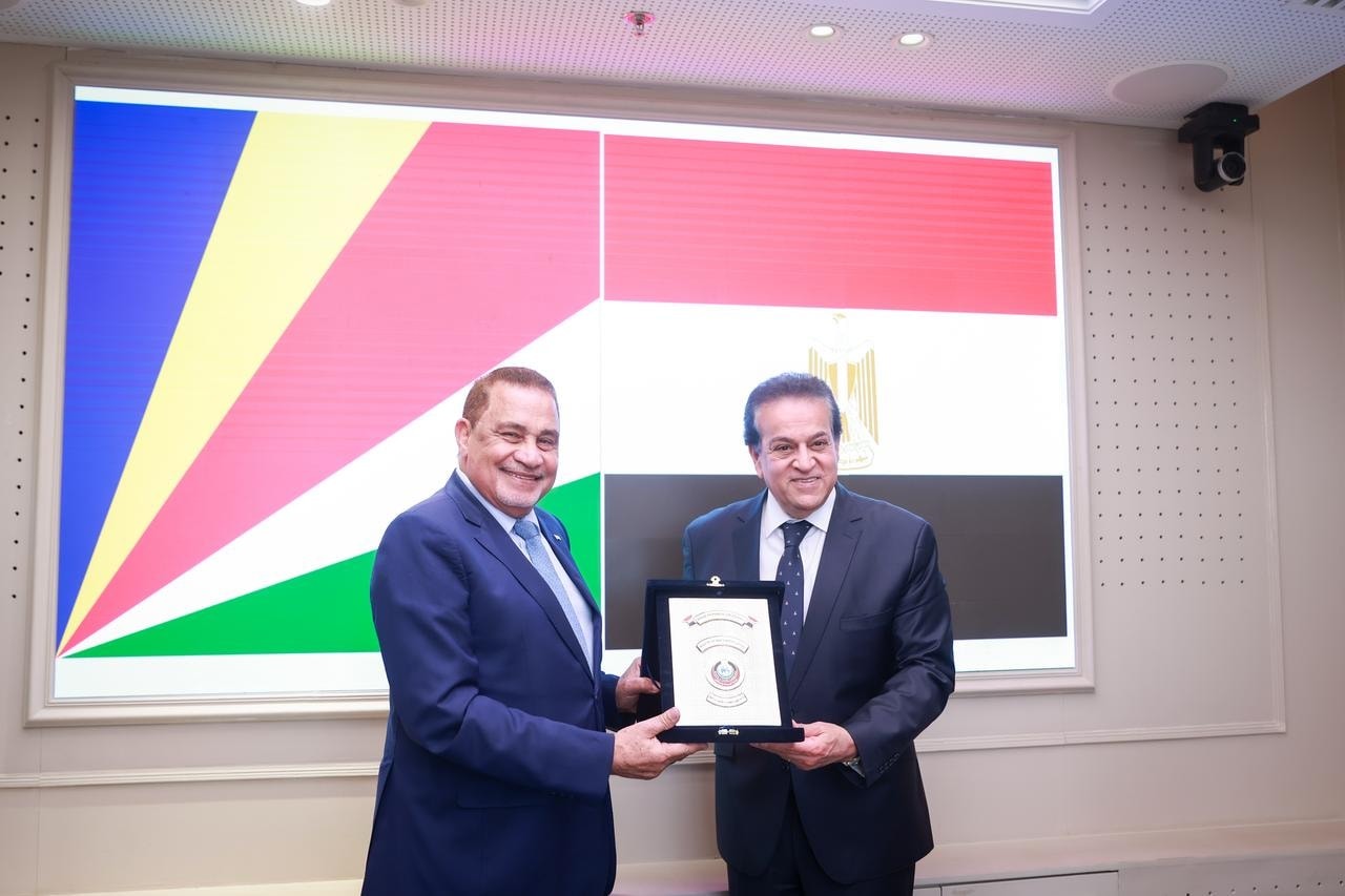 بالصور.. نائب رئيس مجلس الوزراء وزير الصحة يستقبل وزير خارجية جمهورية سيشل لمناقشة سبل التعاون المشترك