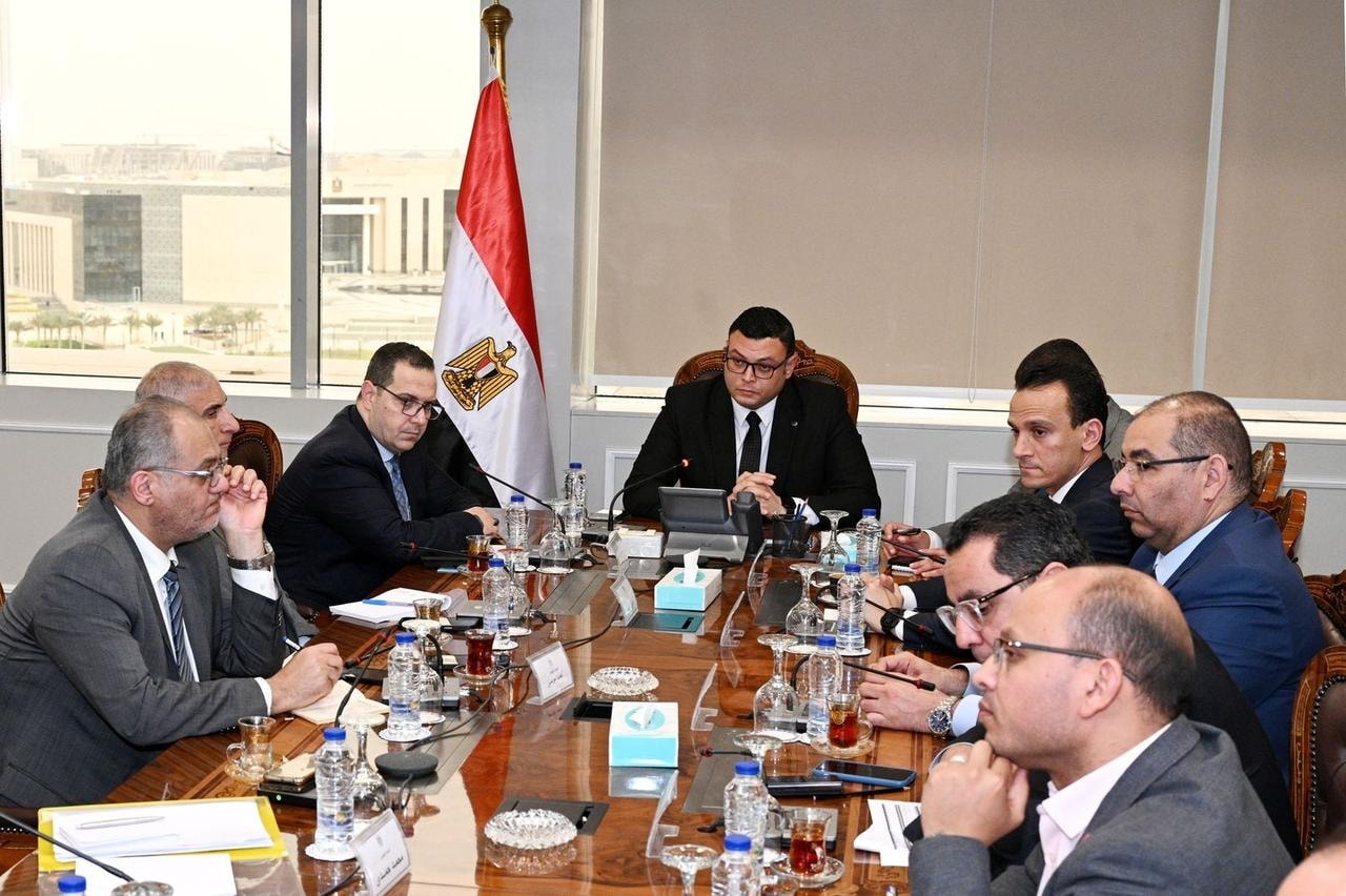 وزير الإسكان يجتمع مع مسئولي شركة "فاوندرز" لاستعراض عدد من الفرص الاستثمارية