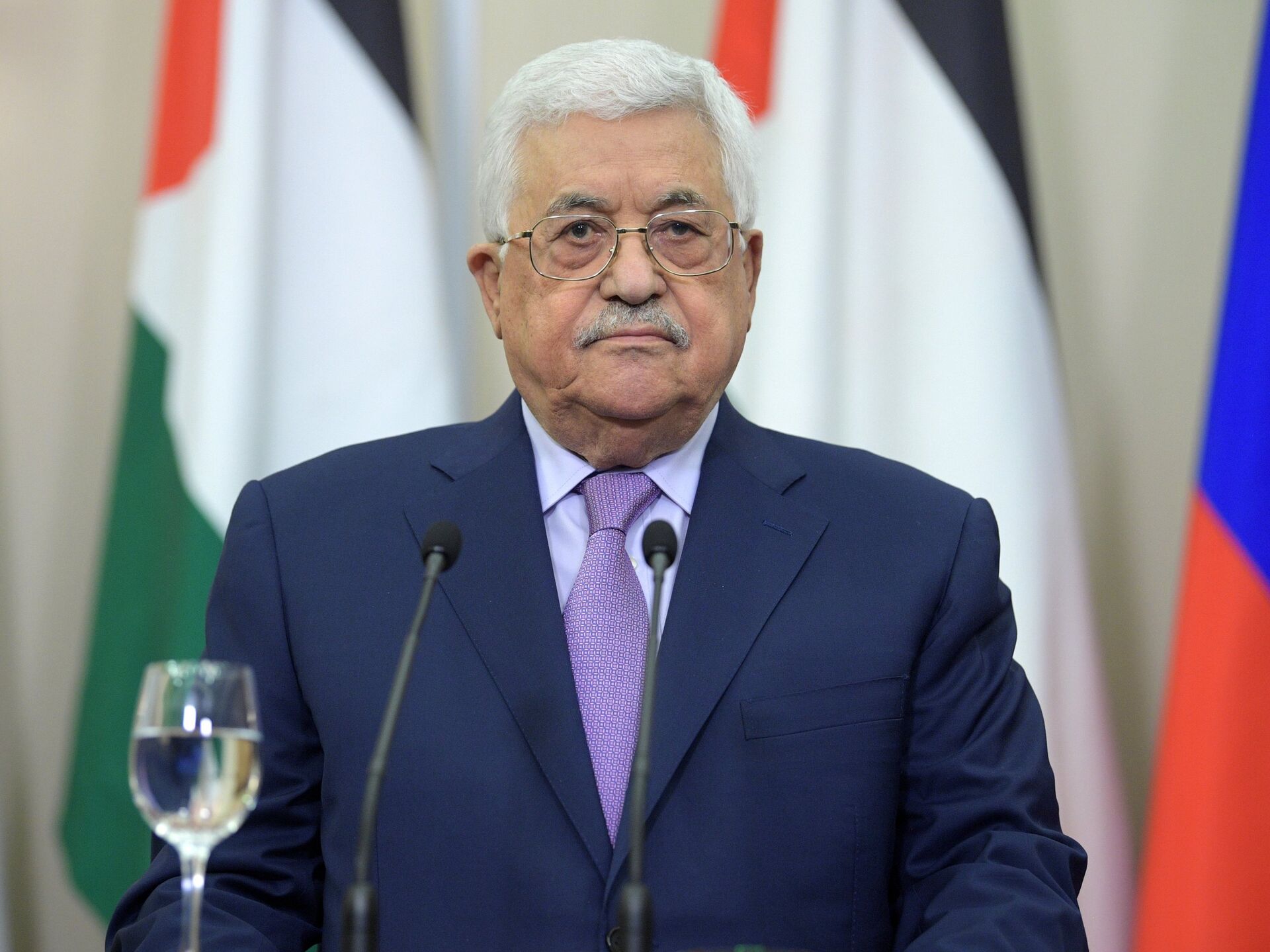 الرئيس الفلسطيني يصدر قرارًا بقانون يقضي بدمج وزارتي المالية والتخطيط والتعاون الدولي
