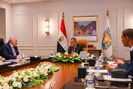 محافظ جنوب سيناء يناقش النهوض بالثروة السمكية
