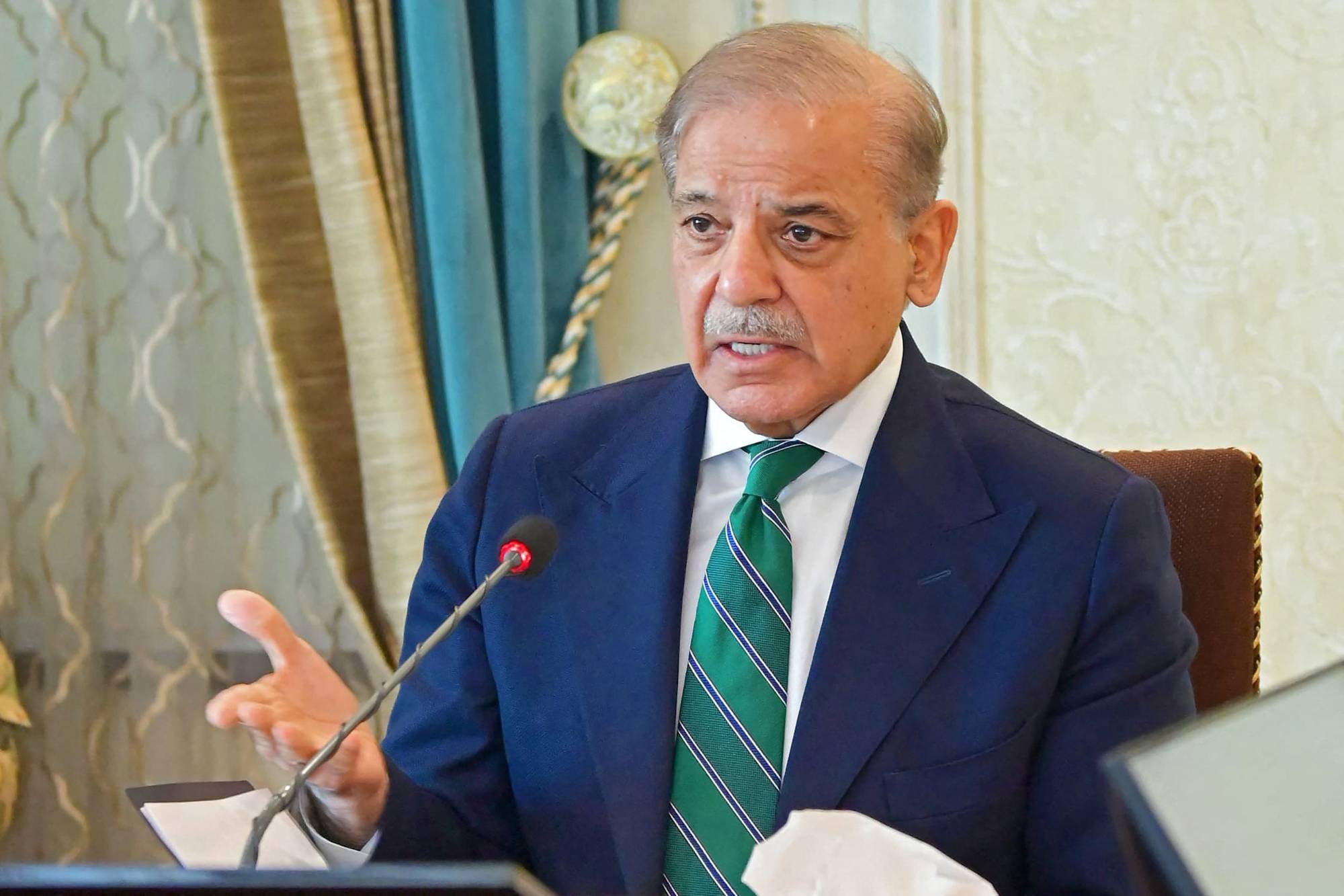 رئيس وزراء باكستان يؤكد دعم بلاده لإيران في جميع المحافل الدولية
