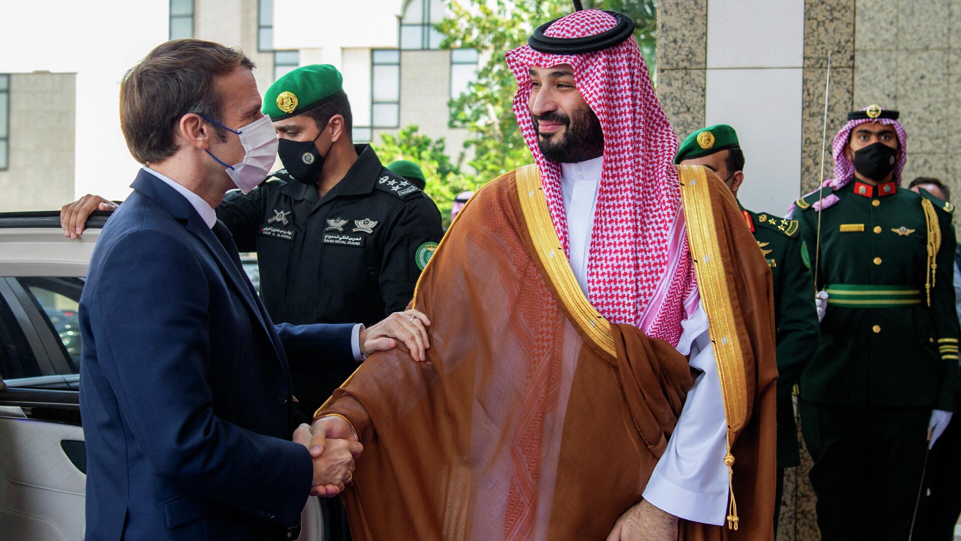 ولي العهد السعودي وماكرون يبحثان تداعيات الضربة الأمريكية لإيران