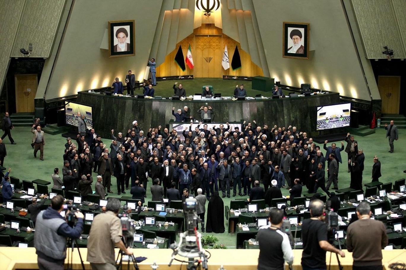 برلمان إيران يقر قانونا بتشديد العقوبات على المتعاونين مع دول أجنبية