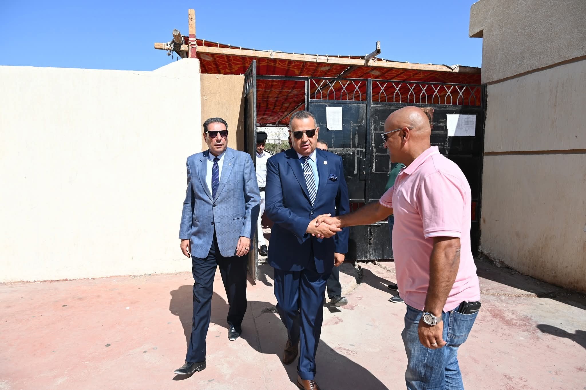 بالصور.. محافظ جنوب سيناء يتفقد لجان امتحانات الثانوية العامة بشرم الشيخ