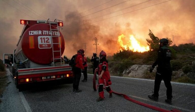 فرق إطفاء تركية تشارك بإخماد حرائق الغابات بالساحل السوري