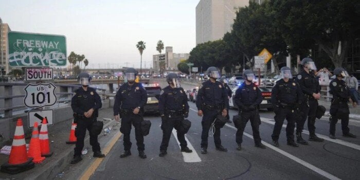 إصابة أكثر من 20 شخص بينهم 4 في حالة حرجة إثر حادث دهس في لوس أنجلوس