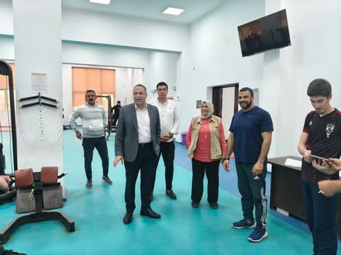 في إطار المتابعة المستمرة.. رئيس جامعة العريش يواصل جولاته المفاجئة بزيارة صالة اللياقة البدنية