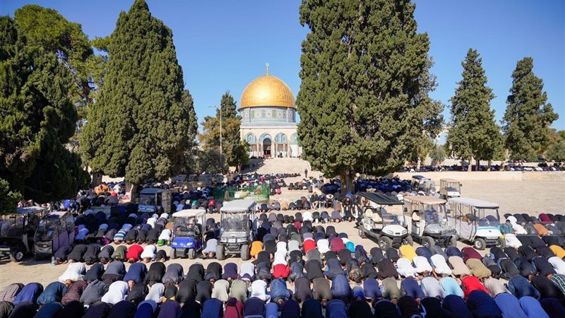 آلاف المصلين يحيون صلاة الجمعة في الأقصى وسط تضييقات إسرائيلية