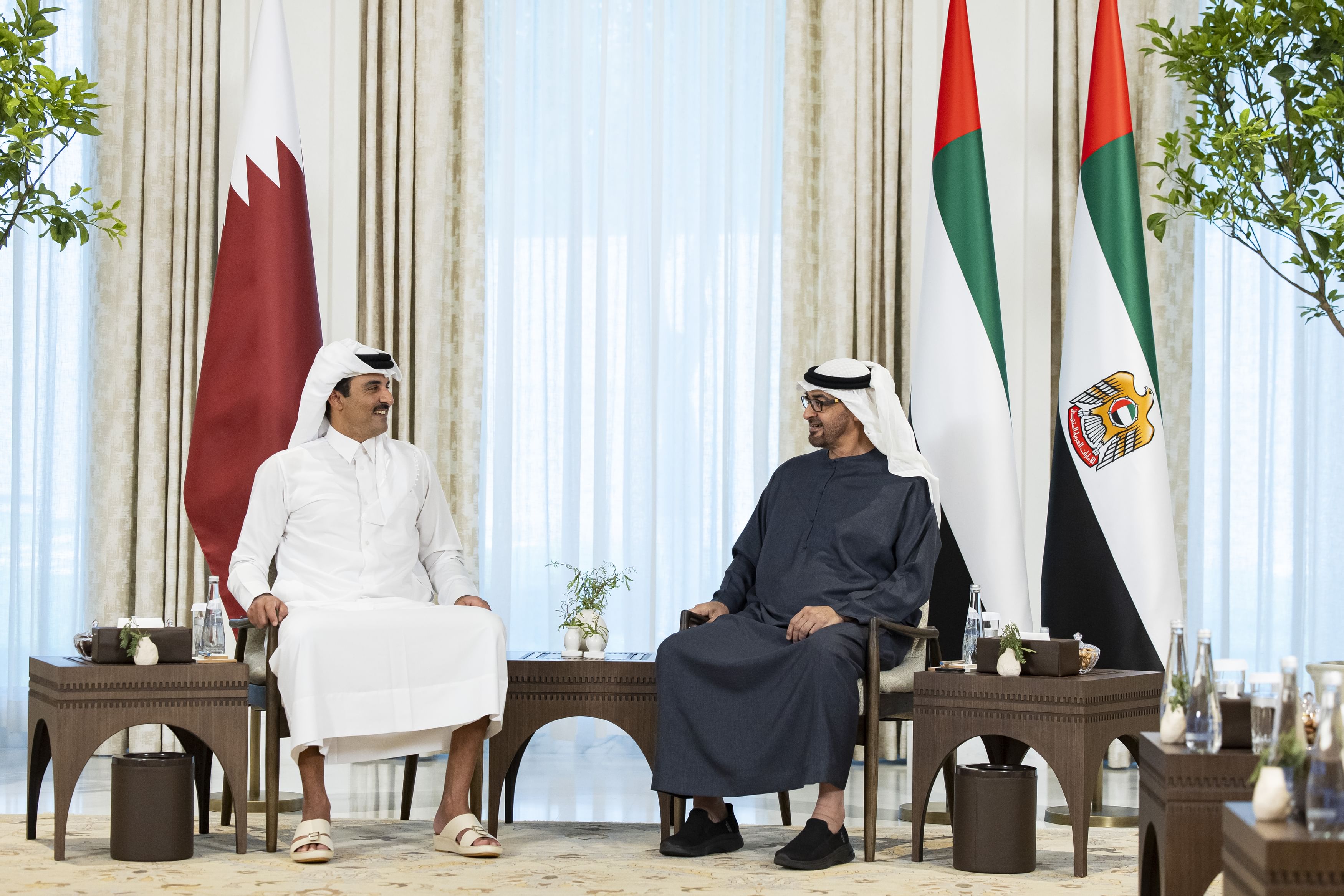 رئيس الإمارات وأمير قطر يبحثان هاتفيًا العلاقات والتطورات بالمنطقة