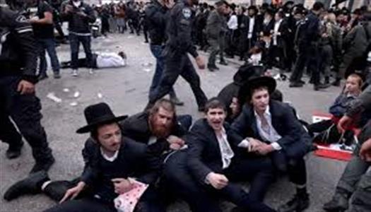 متظاهرون من الحريديم يغلقون شارعًا رئيسيًا في القدس احتجاجا على الخدمة العسكرية