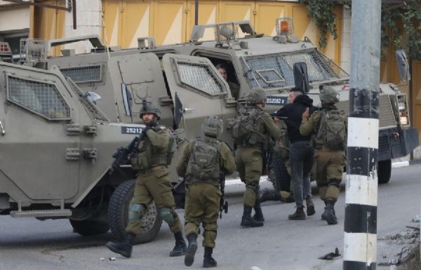 الاحتلال الإسرائيلي يفجر شقة سكنية ويعتقل 4 فلسطينيين من نابلس