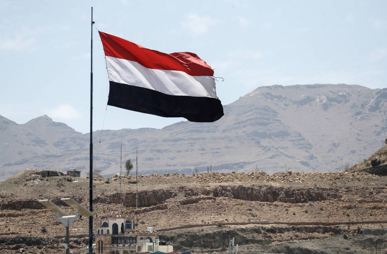 التليفزيون اليمني: قوات درع الوطن تدخل مدينة المكلا وتنتشر في شوارعها