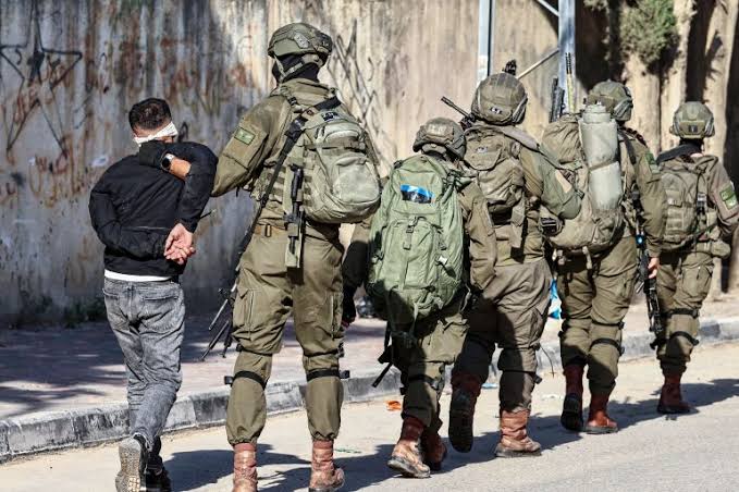 قوات الاحتلال تعتقل 20 مواطنًا على الأقل من الضفة الغربية بما فيها القدس