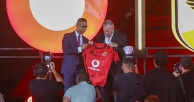 الخطيب يُهدى قميص الأهلى للرئيس التنفيذى لـ«فودافون» فى احتفالية الشراكة التاريخية