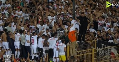 خوان بيزيرا يقود احتفالات لاعبي الزمالك مع الجماهير بعد التتويج بالدوري