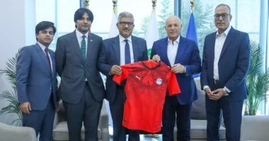 هاني أبو ريدة يستقبل السفير الباكستاني فى مصر