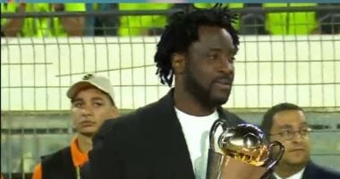 ويلفريد بوني يحمل كأس الكونفدرالية قبل نهائي الزمالك واتحاد العاصمة