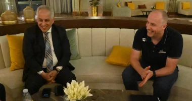 حسام مصطفى يبحث سبل التعاون مع رئيس لجنة السباحة البارالمبية الدولية