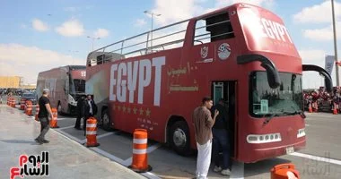 حافلة استقبال منتخب مصر تحمل رسالة تقدير للفراعنة بشعار 100 مليون شكرًا.. صور