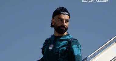 محمد صلاح يوثق لحظات الاستقبال التاريخي لمنتخب مصر بكاميرا هاتفه.. فيديو