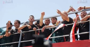 وصول حافلة منتخب مصر إلى فندق الإقامة فى العلمين وسط استقبال جماهيري حافل.. صور