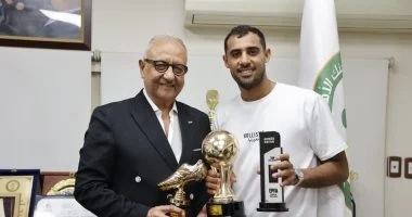 أشرف نصار يستقبل أحمد ياسر ريان بعد تتويجه بجائزتى هداف الدورى وأفضل مهاجم