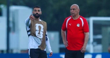 مناقشة تكتيكية بين حسام حسن ومحمد صلاح لرسم خطة إسقاط الأرجنتين