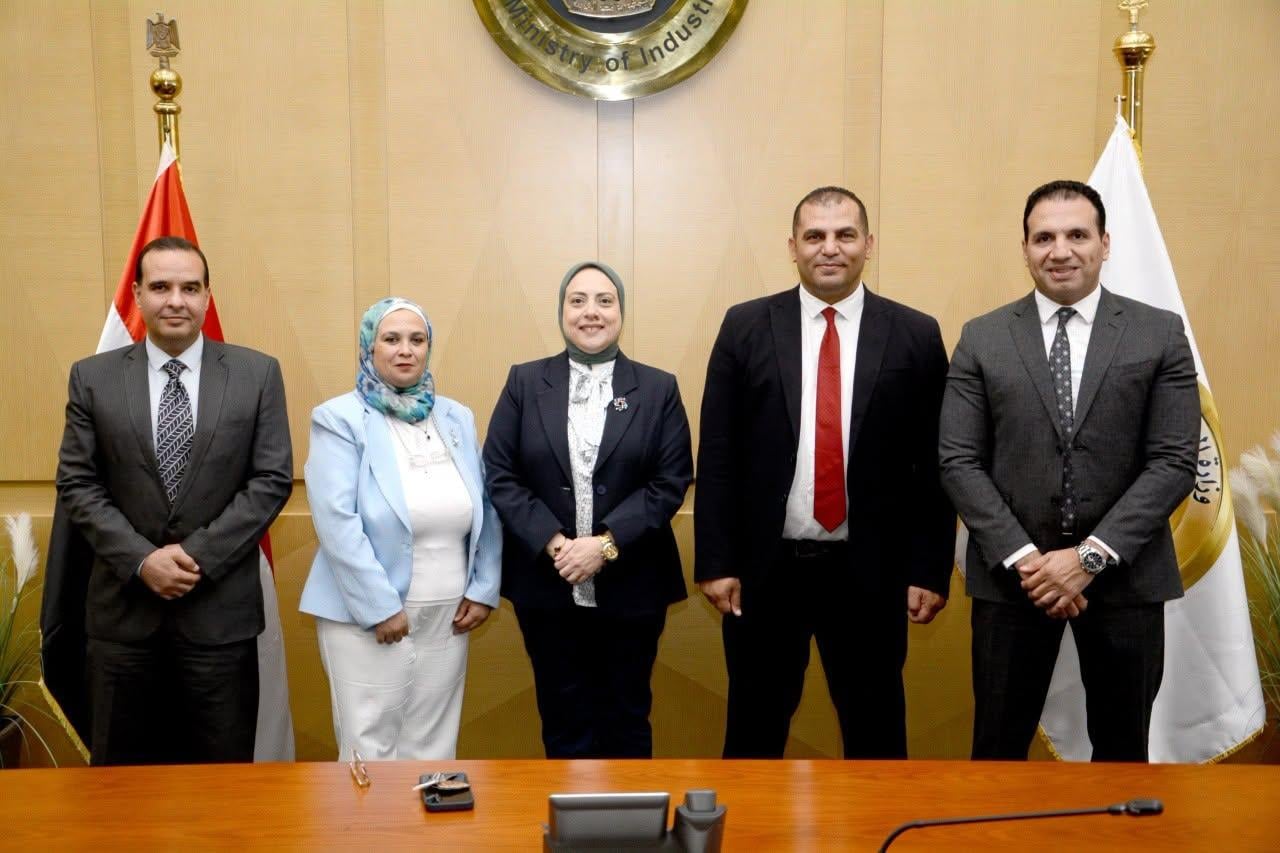 التنظيم والإدارة يكرم وزارة الصناعة تقديرا لتميزها المؤسسي