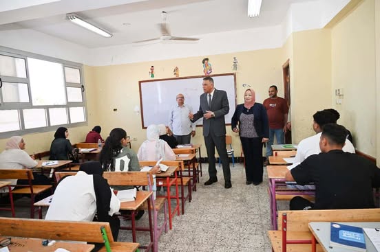محافظ جنوب سيناء يتفقد لجان الثانوية العامة بشرم الشيخ وطور سيناء ويؤكد توفير الأجواء الآمنة والداعمة للطلاب