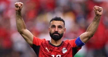 محمد صلاح يبكى بعد تأهل منتخب مصر لدور الـ 16 بكأس العالم.. صور
