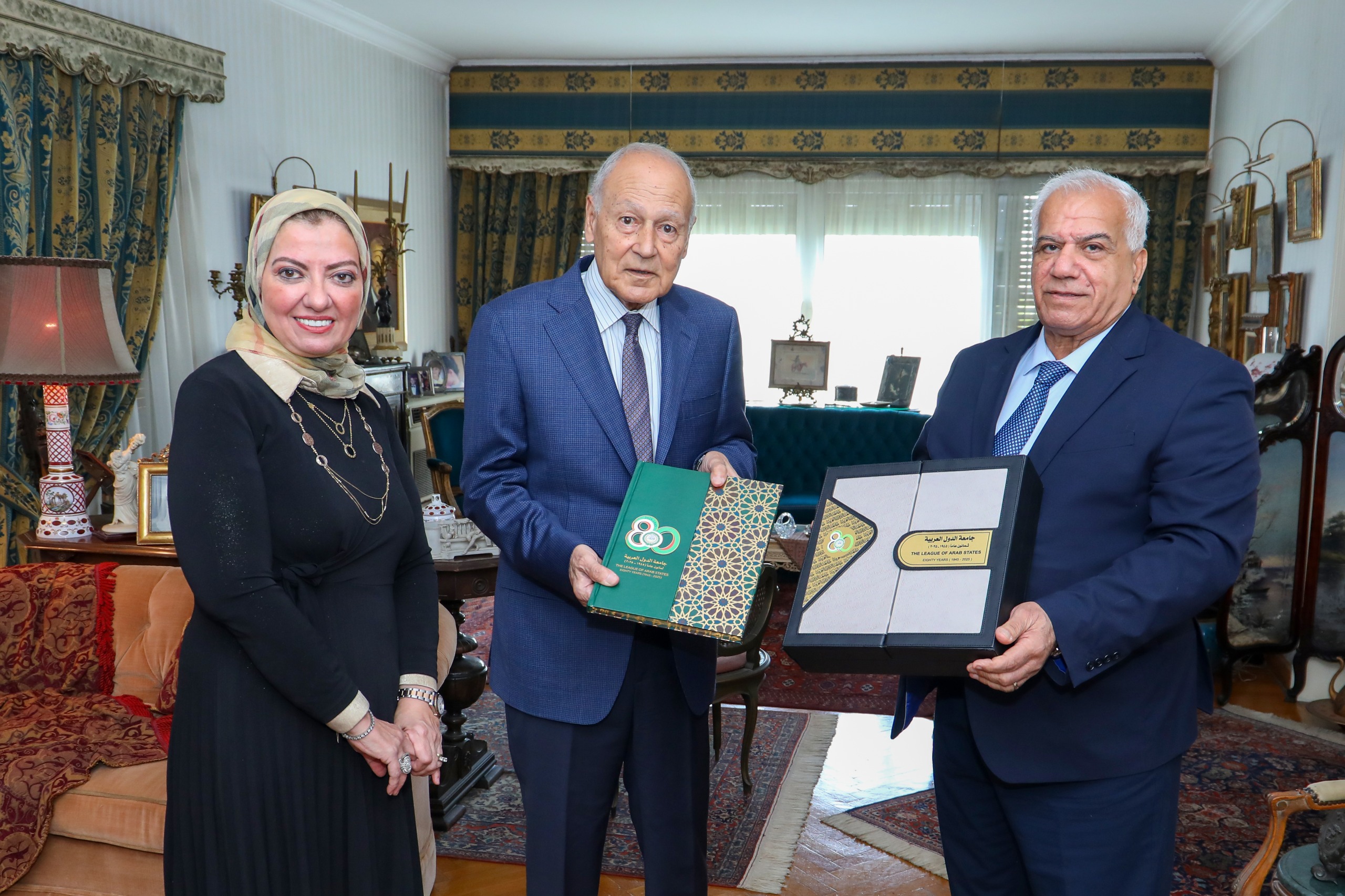 أبو الغيط يتسلم أول نسخة من كتاب جامعة الدول العربية ..ثمانون عاما