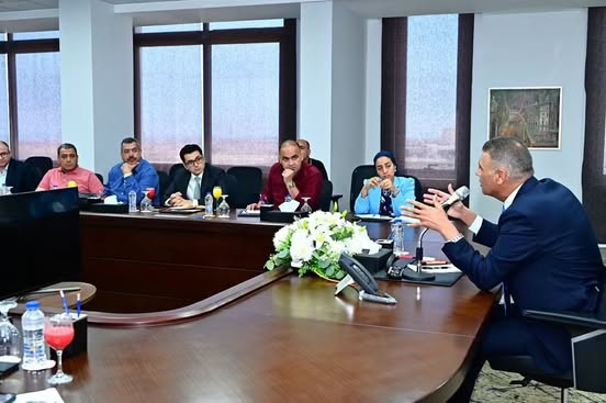محافظ جنوب سيناء يبحث مع مستثمري نويبع وطابا سبل تنشيط السياحة وإزالة المعوقات