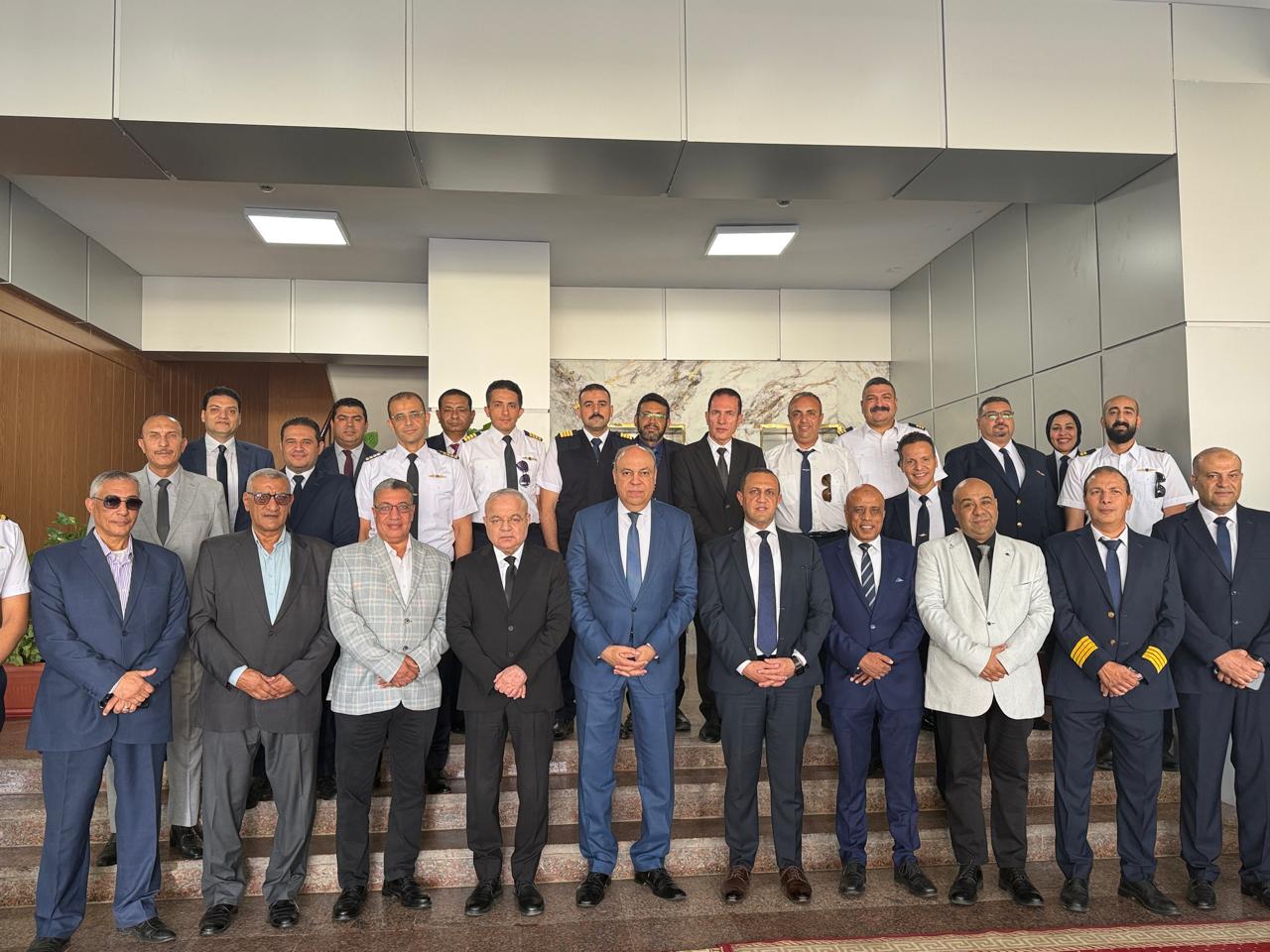 وزير الطيران المدني يتابع التشغيل التجريبي للأنظمة الرادارية الحديثة ببرج المراقبة الجوية بمطار القاهرة